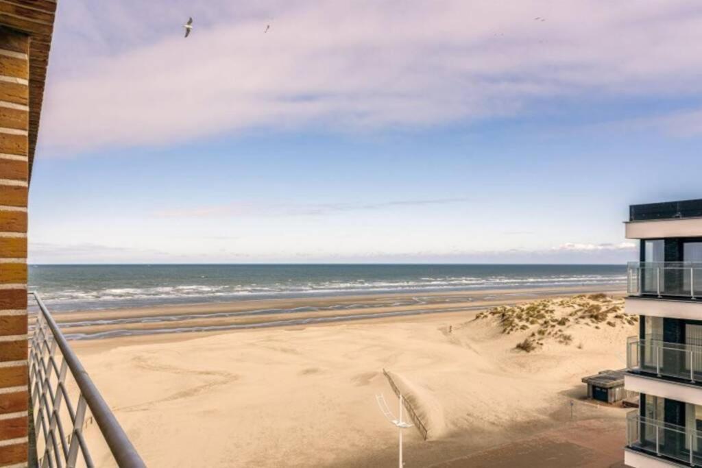 Appartment With Frontal Sea View With 3 Bedrooms Koksijde Kültér fotó
