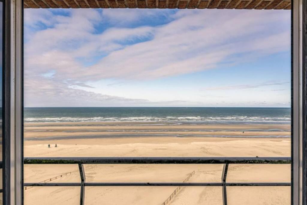 Appartment With Frontal Sea View With 3 Bedrooms Koksijde Kültér fotó