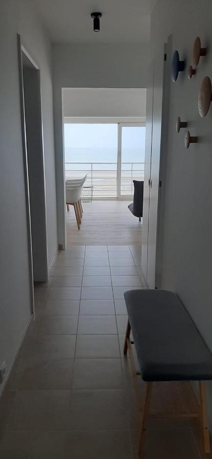Appartment With Frontal Sea View With 3 Bedrooms Koksijde Kültér fotó