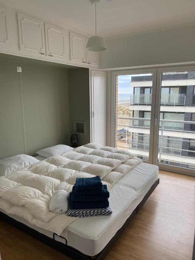 Appartment With Frontal Sea View With 3 Bedrooms Koksijde Kültér fotó