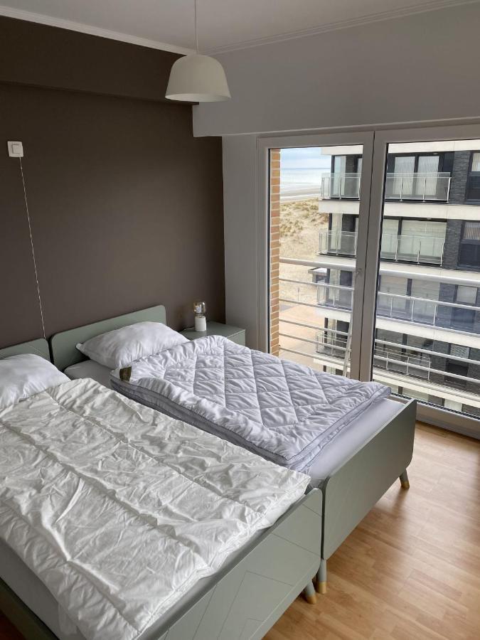 Appartment With Frontal Sea View With 3 Bedrooms Koksijde Kültér fotó