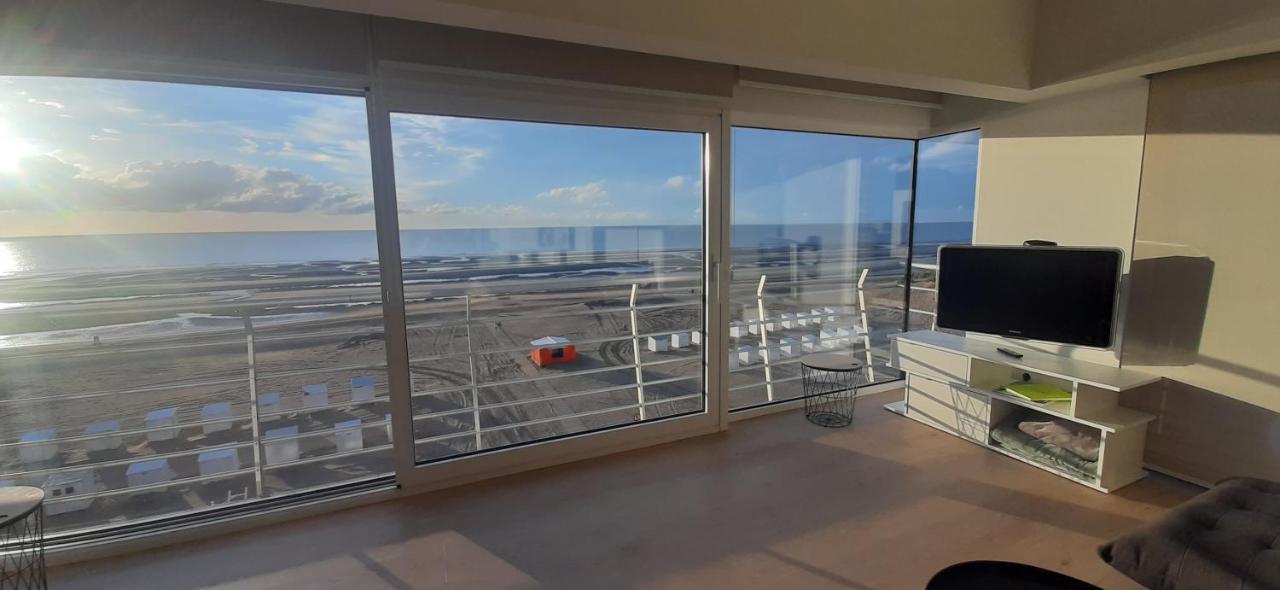 Appartment With Frontal Sea View With 3 Bedrooms Koksijde Kültér fotó