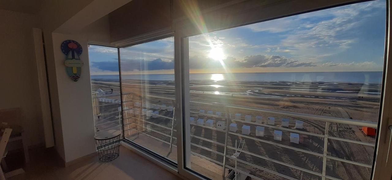 Appartment With Frontal Sea View With 3 Bedrooms Koksijde Kültér fotó